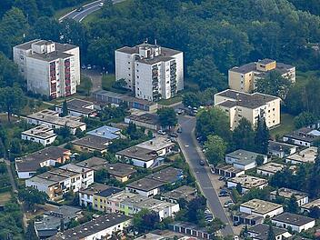 In der Schlesienstraße in Lichteneiche hat es im Bereich der Hochhäuser zu Beginn dieses Jahres mehrfach gebrannt. Foto: Ronald Rinklef