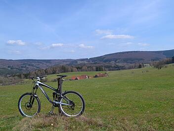 Fast wie im Allg&auml;u mutet diese Perspektive an, die bei der Testfahrt der Route 2 oberhalb Oberbachs entstanden ist. Foto: Johannes Schlereth