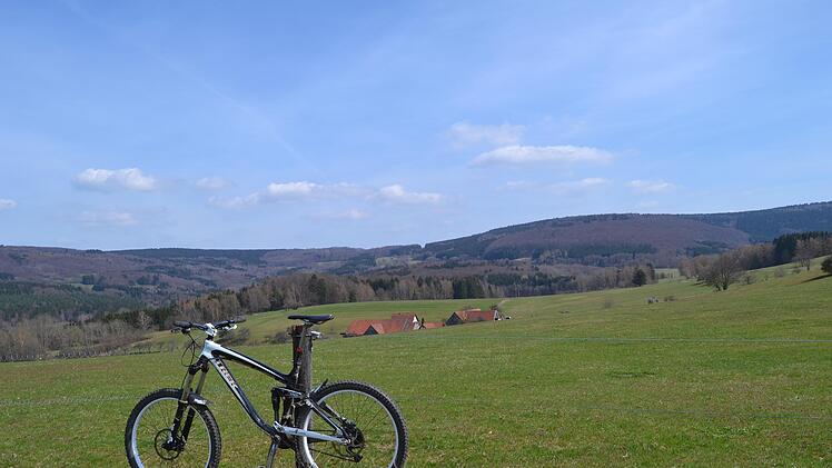 Fast wie im Allg&auml;u mutet diese Perspektive an, die bei der Testfahrt der Route 2 oberhalb Oberbachs entstanden ist. Foto: Johannes Schlereth