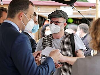 Jens Spahn beantwortete vor Ort aufgrund von Zeitnot nur wenige Fragen unseres Reporters Johannes Schlereth.