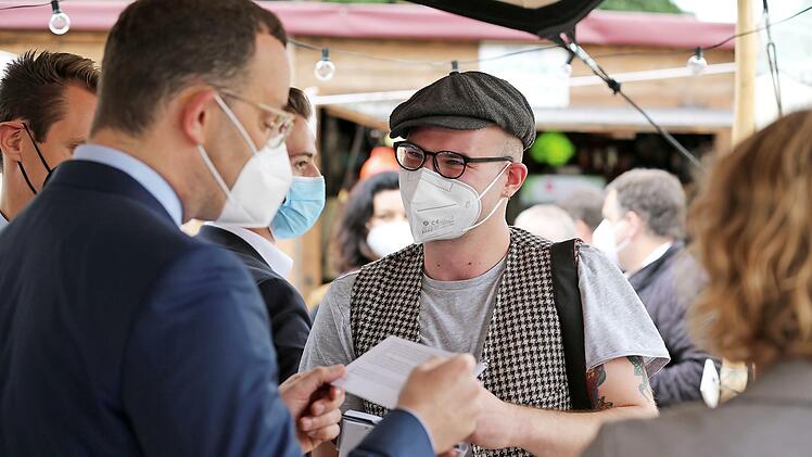 Jens Spahn beantwortete vor Ort aufgrund von Zeitnot nur wenige Fragen unseres Reporters Johannes Schlereth.