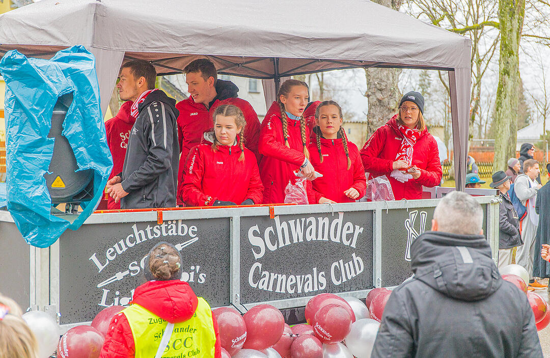 Buntes Faschingstreiben begeistert groß und klein.