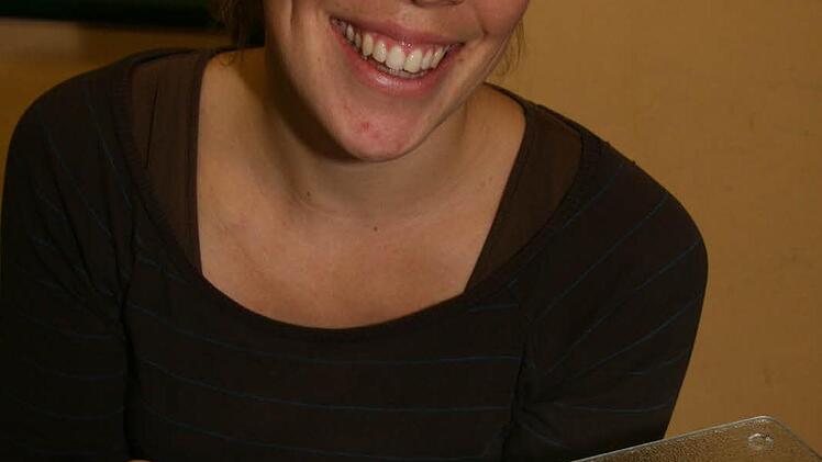 Eine nette Idee:  Sophie Arnold  amüsiert sich,  dass der  Quark mit  dem Eisportionierer geformt und mit Pfeffer, Paprika und  Kräuter verfeinert wurde.