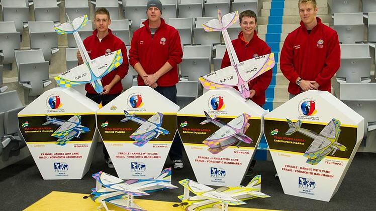 Das Team Südafrika ist heiß auf den Titel. Die Transportboxen haben die vier Jungs selbst verziert und beschriftet. Ihr erster Eindruck vom Austragungsort Coburg? Sehr professionell.