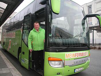 Fernbusfahrer Karl Maikisch bedauert, dass nach großem Interesse am ersten Tag derzeit kein Passagier am ZOB einsteigt. Fotos: Sonja Adam