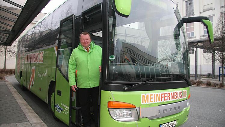 Fernbusfahrer Karl Maikisch bedauert, dass nach großem Interesse am ersten Tag derzeit kein Passagier am ZOB einsteigt. Fotos: Sonja Adam