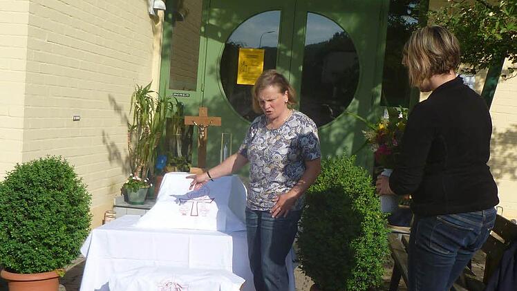 Ein Bild aus einem früheren Jahr: Mit viel Kreativität gestalten Christiane Raab (links), Anja Bräuter (rechts) und Manuela Bayer (nicht im Bild) alljährlich die Fronleichnamsstation am Kindergarten in Oberschleichach. Heute Abend soll die Prozession stattfinden - wenn es aufhört, zu regnen. Foto: sw