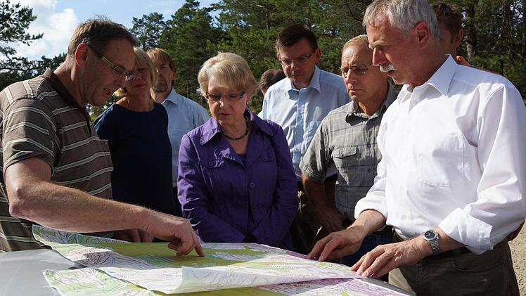 Hubertus Tumpach erläutert die Grenzen des Biosphärenreservats.