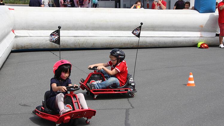 ... in den Crazy Karts...