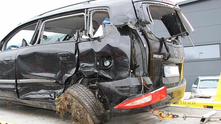 Beim Mazda wurde unter anderem ein Hinterrad komplett abgerissen. Foto: Ralf Ruppert