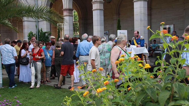 Autogrammstunde mit der historischen Persönlichkeiten im Kurpark Foto: Carmen Schmitt