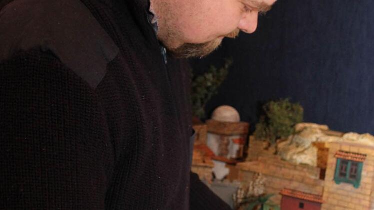 Andreas Dremer zeigt schon mal vorab die Figuren der Abendmalszene. Sie sind Leonardo da Vincis Bild nachempfunden.