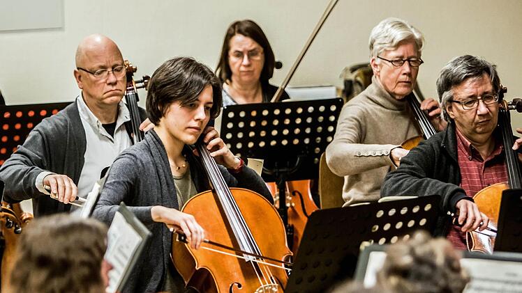 Impressionen von der Probenarbeit mit dem Orchester der "Gesellschaft der Musikfreunde Neustadt" unter Leitung von Hans Stähli. Fotos: Jochen Berger