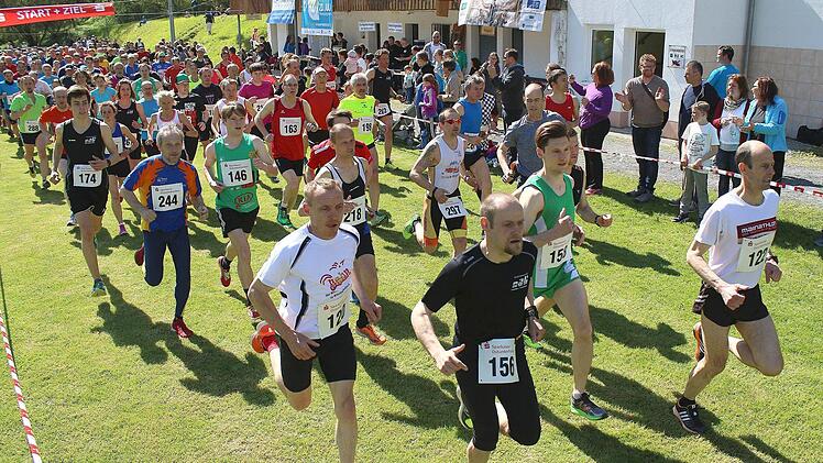 Mehr als 200 Frauen und Männer - neuer Rekord - gingen an Christi Himmelfahrt auf die 9,5 Kilometer lange Strecke des Hauptlaufs. Im grünen Trikot der spätere Sieger Michael Wetteskind (Nummer 158)