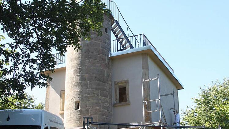 Die Sanierung des Patersbergturms bei Veitlahm geht dem Ende entgegen. Foto: Jürgen Gärtner