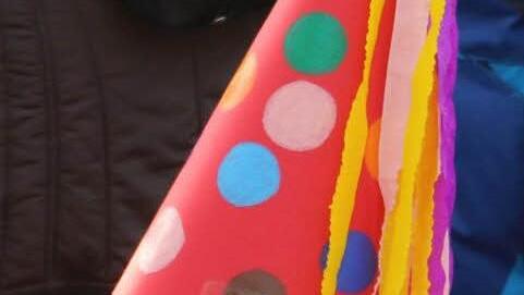 Bei Sonnenschein tanzen, schunkeln und singen kleine und große Narren beim "Faschingsfez" auf dem Anger. Nicht nur die Organisatoren freut's. Foto: Dieter Britz