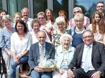 Zusammen mit stellvertretendem Landrat Dieter Schaar (rechts) und Bürgermeister Franz Uome (links) auf der Bank sitzend freut sich die Jubilarin Barbara Schramm (Bankmitte), im großen Familienkreise ihren 90. Geburtstag feiern zu dürfen.  Foto: Klaus-Peter Wulf