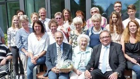 Zusammen mit stellvertretendem Landrat Dieter Schaar (rechts) und Bürgermeister Franz Uome (links) auf der Bank sitzend freut sich die Jubilarin Barbara Schramm (Bankmitte), im großen Familienkreise ihren 90. Geburtstag feiern zu dürfen.  Foto: Klaus-Peter Wulf