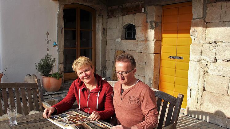 Paul Bruckmann - hier mit Ehefrau Regina - hat die Sanierung des Gebäudes in einem Fotobuch dokumentiert.   Foto: Evi Seeger