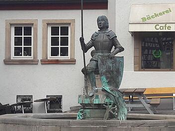Der Georgsbrunnen auf dem Marktplatz (im Hintergrund das Schloss) war bei seiner Aufstellung sehr umstritten. Unten: Mehrere Entwürfe wurden damals eingereicht.  Fotos: Bernhard Panzer, FT-Archiv