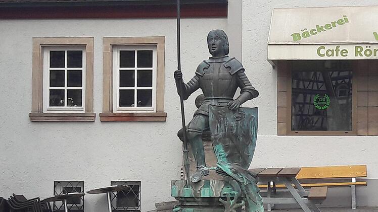 Der Georgsbrunnen auf dem Marktplatz (im Hintergrund das Schloss) war bei seiner Aufstellung sehr umstritten. Unten: Mehrere Entwürfe wurden damals eingereicht.  Fotos: Bernhard Panzer, FT-Archiv