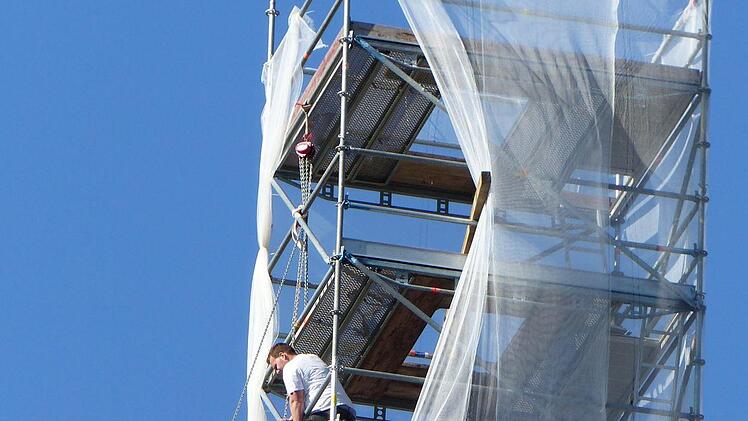 Die erste Etappe von der Kirchturmspitze bis zum Aufzug nahm die fast vier Meter hohe Konstruktion mit Hilfe eines am Gerüst angebrachten Flaschenzugs. Foto: Petra Zenkel-Schirmer