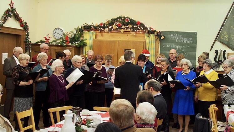 Der Gesangverein MGV Hammelburg mit Chorleiter Nikolaus Metz. musizierte. Foto: Bianca Volkert