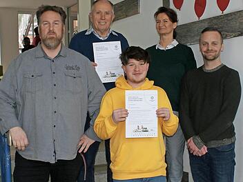 Vernetzt, von links, Christian Duda, Jugendsozialarbeiter, Richard Rödel, Vorstand FCS, Julian Flieder, FSJler, Barbara Baur-Huther, Rektorin und Christoph Busch, Geschäftsführer KoBiS, Hirschaid  Foto: privat