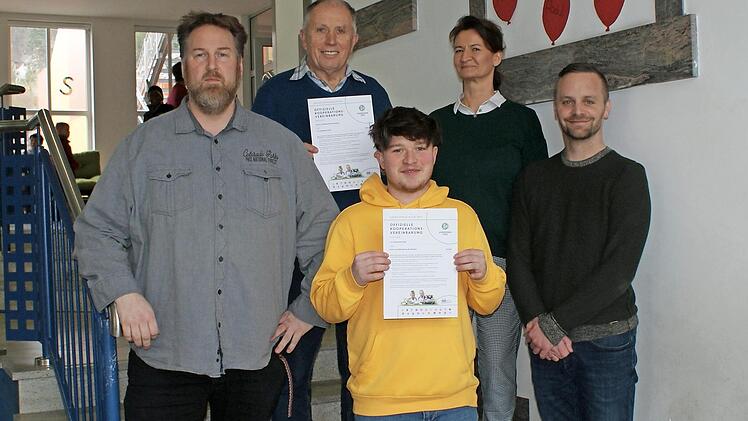 Vernetzt, von links, Christian Duda, Jugendsozialarbeiter, Richard Rödel, Vorstand FCS, Julian Flieder, FSJler, Barbara Baur-Huther, Rektorin und Christoph Busch, Geschäftsführer KoBiS, Hirschaid  Foto: privat