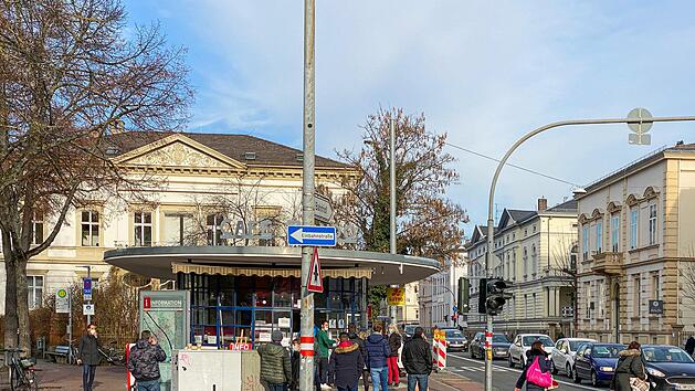 Das Caf&eacute; Rondo in Bamberg ist sehr beliebt - Kritiker finden, dass zu viele  trotz "To Go" ihren Kaffe vor Ort  trinken und es deshalb zu Menschenansammlungen kommt. Foto: Micho Haller