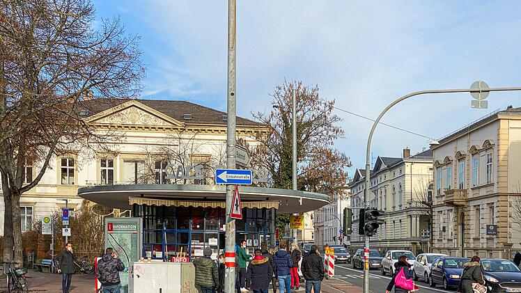 Das Café Rondo in Bamberg ist sehr beliebt - Kritiker finden, dass zu viele  trotz "To Go" ihren Kaffe vor Ort  trinken und es deshalb zu Menschenansammlungen kommt. Foto: Micho Haller