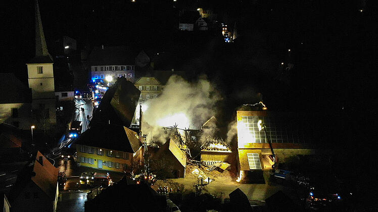 Großbrand in der Silvesternacht: Scheune steht in Vollbrand