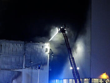 Rund 200 Einsatzkräfte waren vor Ort, als am Dienstagabend (26.01.2021) eine Maschinenhalle des Nürnberger Siemens-Trafowerkes in Flammen stand.  Foto: NEWS5/Bauernfeind