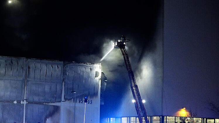 Lagerhallen brennen lichterloh: Vollbrand auf Siemens-Gelände in Nürnberg