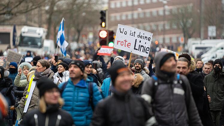 In den vergangenen Wochen haben die "Corona-Spaziergänge" in Franken deutlich zugenommen - hier ein Protestzug in Nürnberg.