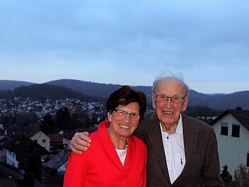 Elfie und Kurt Hiebel haben von ihrem Balkon in Garitz aus einen wunderschönen, weiten Blick in die Landschaft.