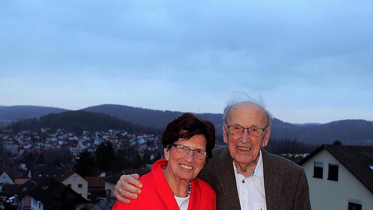 Elfie und Kurt Hiebel haben von ihrem Balkon in Garitz aus einen wunderschönen, weiten Blick in die Landschaft.