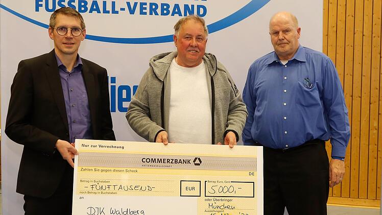 Über eine Unterstützung in Höhe von 5000 Euro freut sich Ludwig Weisenseel (Bildmitte) als Vertrete der DJK Waldberg: Mit auf dem Bild: Bezirksvorsitzender Jürgen Pfau (links) sowie Kreisvorsitzender Rainer Lochmüller. Foto: BFV