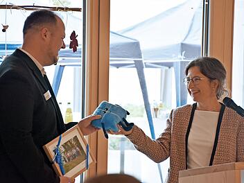 Christine Aßhoff bedankt sich bei Einrichtungsleiter Manuel Hofmann und den Teams der Tagespflege und des Seniorenzentrums für die Aufbauarbeit der Angebote in Frensdorf.