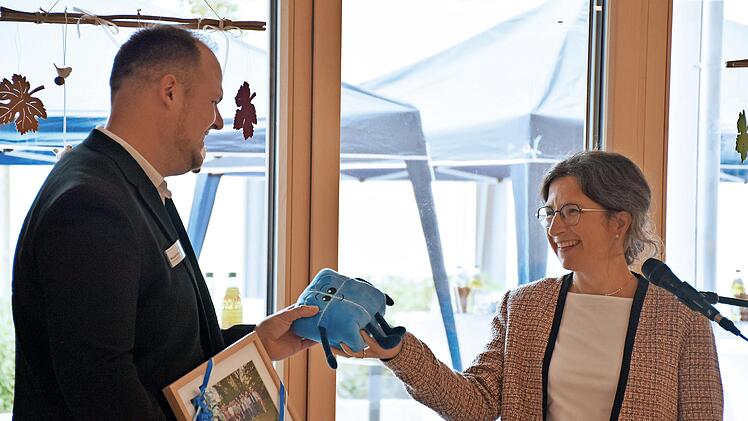 Christine Aßhoff bedankt sich bei Einrichtungsleiter Manuel Hofmann und den Teams der Tagespflege und des Seniorenzentrums für die Aufbauarbeit der Angebote in Frensdorf.