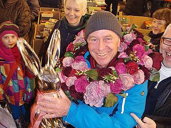 Jürgen Woll ersteigerte auf dem Flohmarkt des Lions-Club Festung Rosenberg einen silbernen Deko-Hasen.