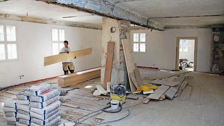 Bis auf den Kamin ist der alte Tanzsaal von allen Einbauten befreit.