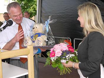 Neustadts Oberbürgermeister Frank Rebhan überreicht Melanie Huml einen Teddybär aus Neustadter Herstellung. Foto: Berthold Köhler