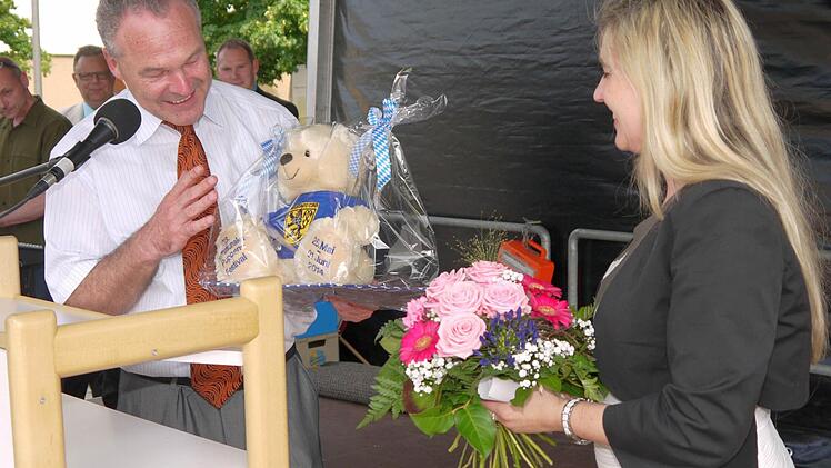 Neustadts Oberbürgermeister Frank Rebhan überreicht Melanie Huml einen Teddybär aus Neustadter Herstellung. Foto: Berthold Köhler