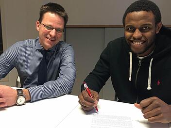 Brose-Baskets-Geschäftsführer Rolf Beyer (l.) und Darius Miller bei der Vertragsunterzeichnung Foto: privat