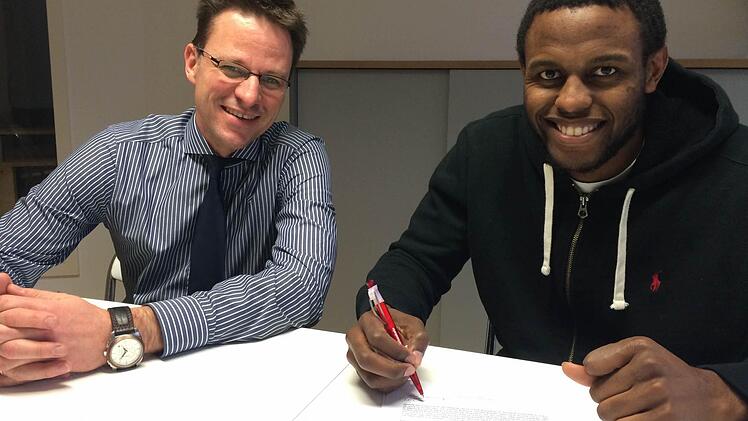 Brose-Baskets-Geschäftsführer Rolf Beyer (l.) und Darius Miller bei der Vertragsunterzeichnung Foto: privat