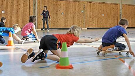 In der Schulturnhalle lernten die Kinder, Geschwindigkeiten und Bremswege einzuschätzen.