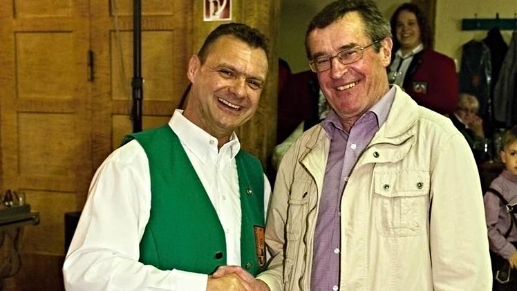 Mit einem festen Händedruck und einem Präsent bedankte sich Rolf Klee (links) bei Hubert Pohley (rechts), der über 40 Jahre aktiv in der Kapelle mitspielte und auch Gründungsmitglied ist.