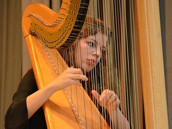 Maria-Theresa Freibott (Harfe) hat einen Auftritt beim Bad Bockleter Musikfrühling.  Foto: Archiv/ Björn Hein