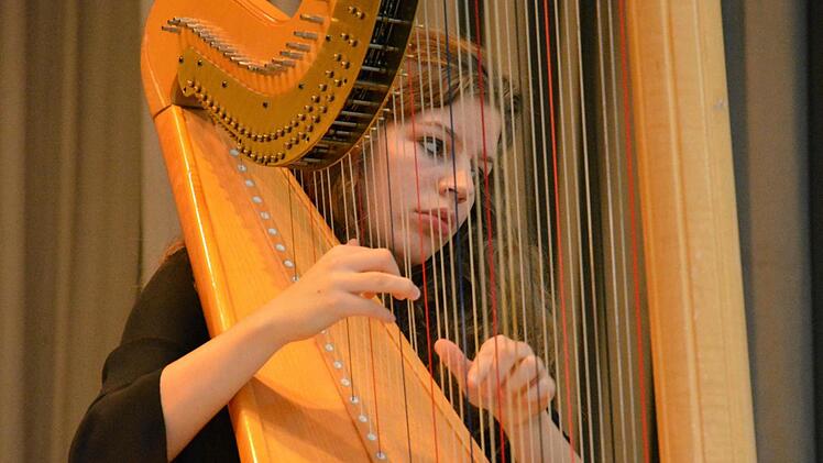 Maria-Theresa Freibott (Harfe) hat einen Auftritt beim Bad Bockleter Musikfrühling.  Foto: Archiv/ Björn Hein